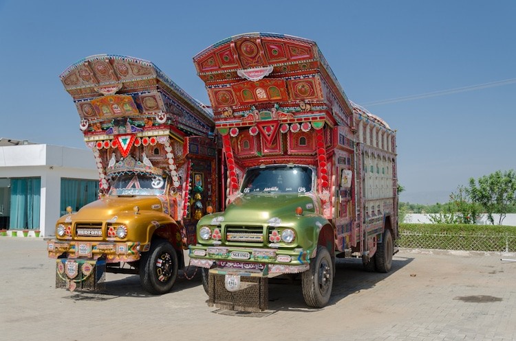 Những chiếc xe tải Taj của người dân Pakistan có hình dạng khá “dị“.