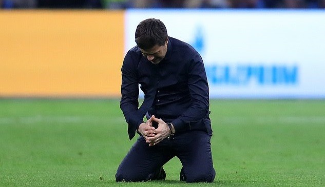 Vị chiến lược gia người Argentina đã quỳ xuống sân và bật khóc.