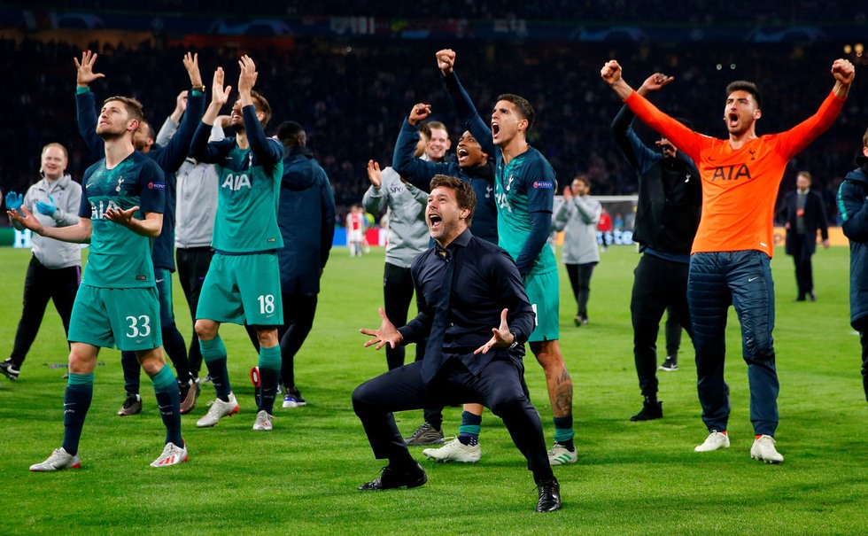 Sau khi tiếng còi mãn cuộc trận bán kết lượt về Champions League vang lên, Pochettino đã lao ngay vào sân ôm các học trò ăn mừng