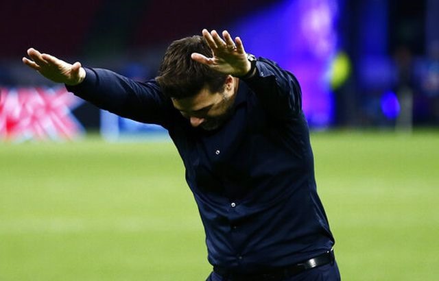 Pochettino quỳ xuống sân cảm tạ người hâm mộ Tottenham