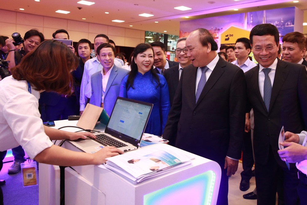 Với sự giới thiệu của Bộ trưởng Bộ Thông tin và Truyền thông Nguyễn Mạnh Hùng, Thủ tướng được nghe về công nghệ được ứng dụng trong các sản phẩm tại đây. 