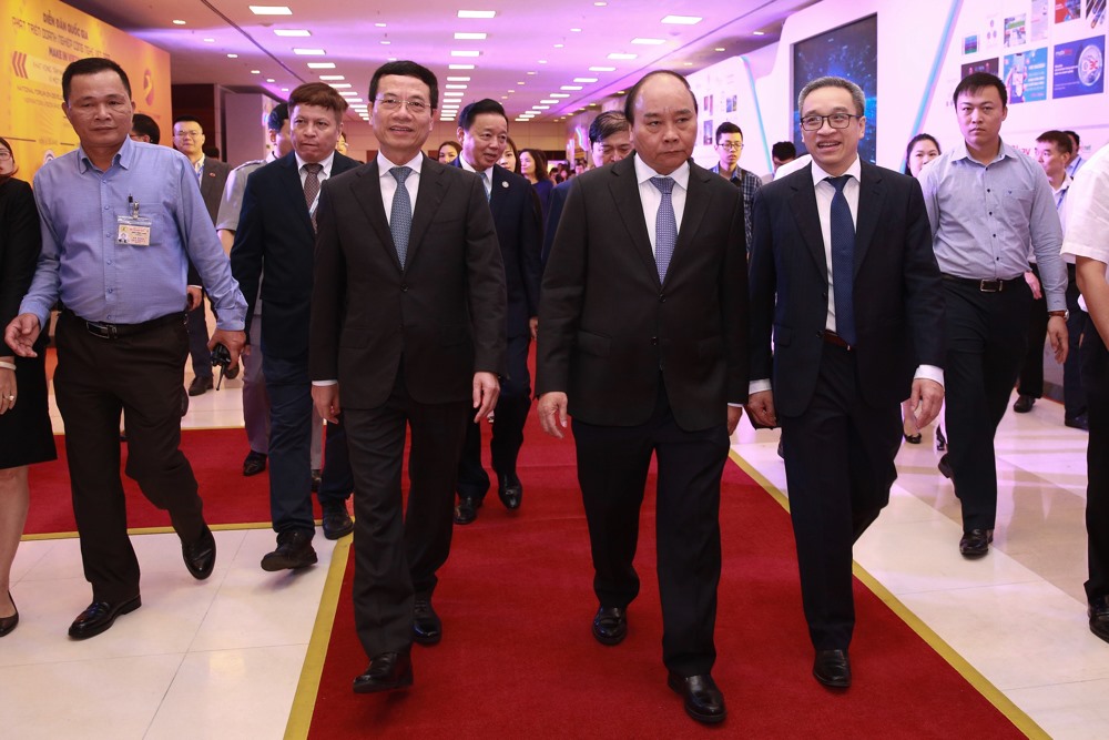 Trong khuôn khổ Diễn đàn Doanh nghiệp Công nghệ Việt Nam, Thủ tướng dành nhiều thời gian tham quan các gian hàng được trưng bày tại bức tường công nghệ Việt.
