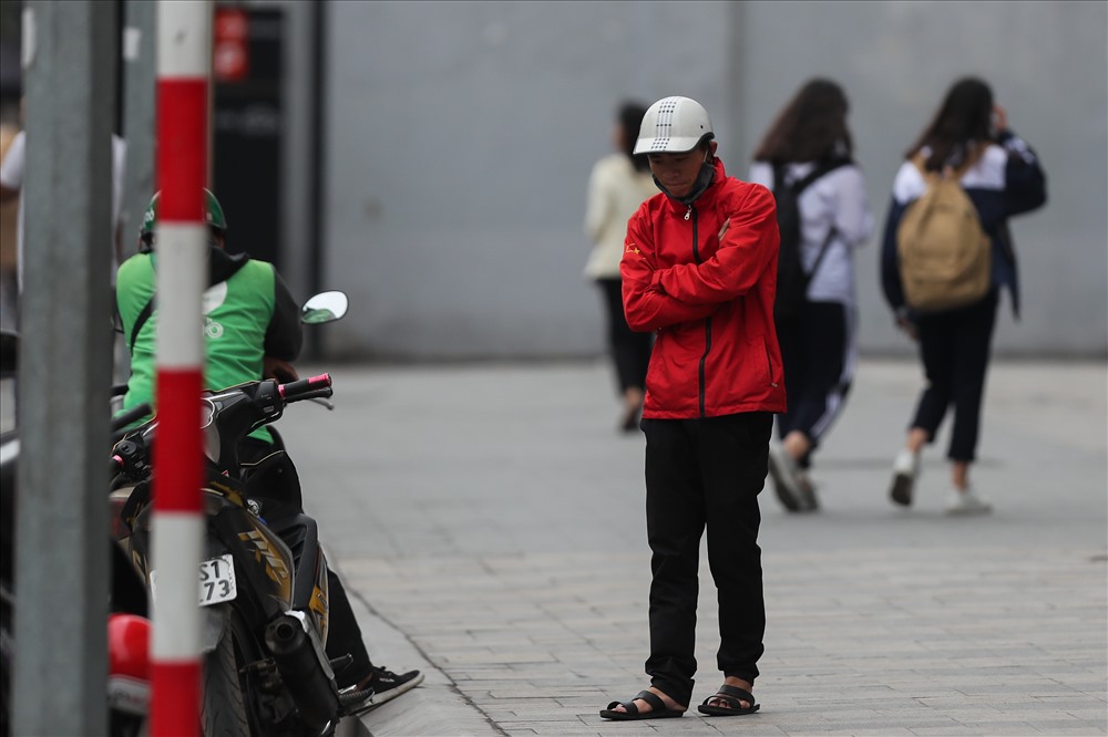 Sau cơn mưa dông, nhiệt độ càng xuống thấp, không chỉ những người đi xe máy mà ngay cả người đi bộ ngoài đường cũng phải mặc áo rét.  
