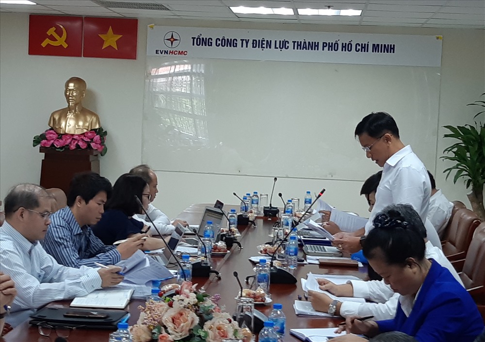 Ông Nguyễn Duy Quốc Việt báo cáo với đoàn kiểm tra. Ảnh Nam Dương