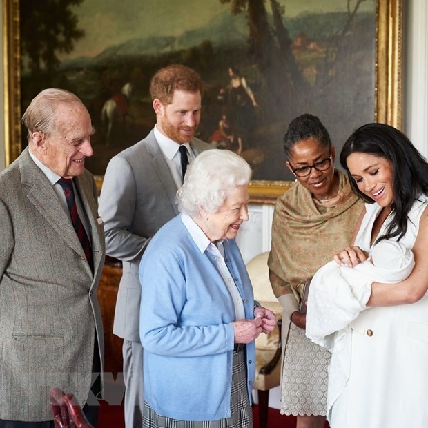 Em bé Archie diện kiến Nữ hoàng Elizabeth II.  Ảnh: AFP/TTXVN.