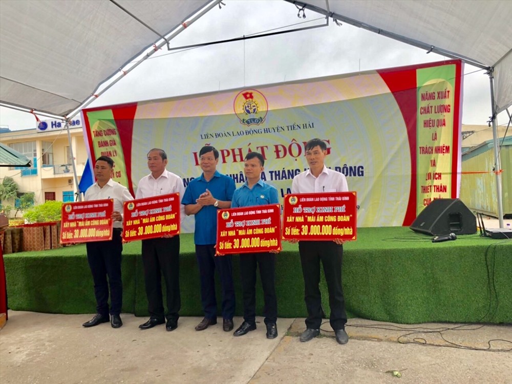 Đồng chí Nguyễn Thái Dương- Phó chủ tịch LĐLĐ tỉnh trao biểu trưng hỗ trợ mái ấm công đoàn cho CNLĐ 