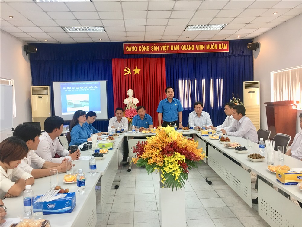 Đồng chí Trần Quang Huy phát biểu trao buổi làm việc với lãnh đạo các Cty. Ảnh: X.T
