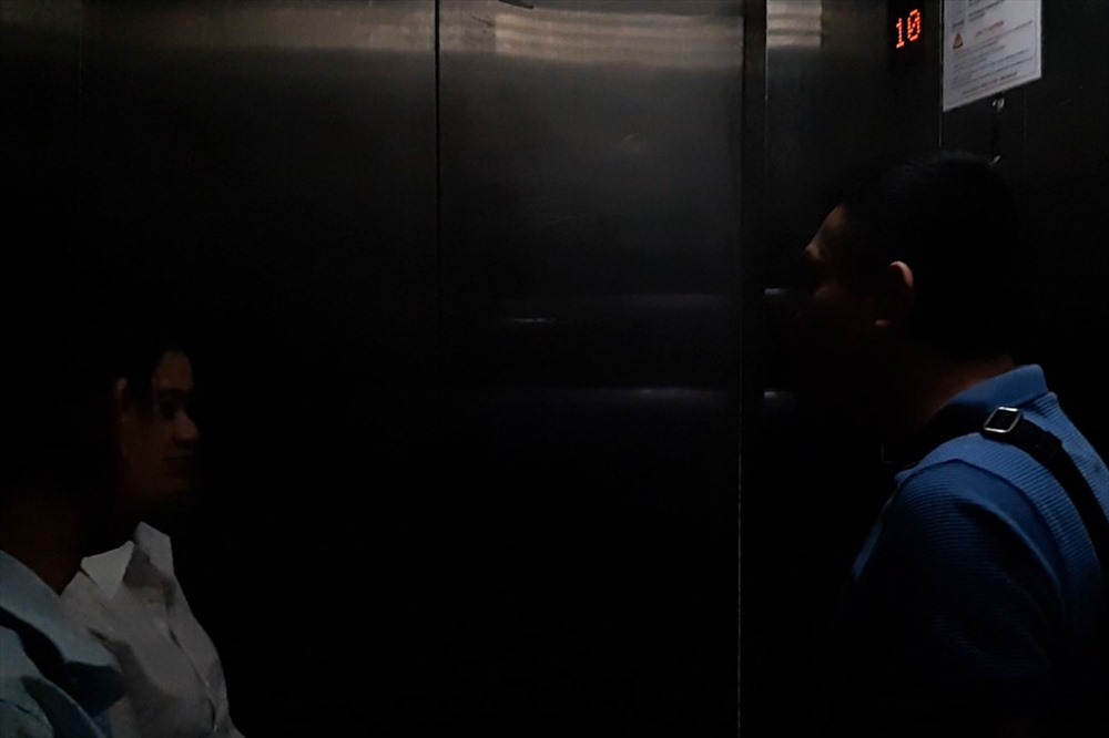 Ánh sáng trong thang máy mập mờ, không nhìn rõ mặt người đối diện cùng ở trong thang. 