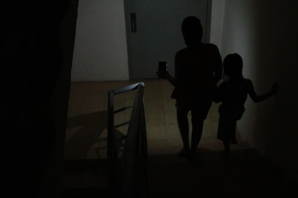 Mỗi khi thang máy hỏng, phụ nữ, trẻ em phải dùng ánh sáng từ điện thoại để lò dò trong cầu thang bộ không có ánh sáng do đèn chiếu sáng hỏng.