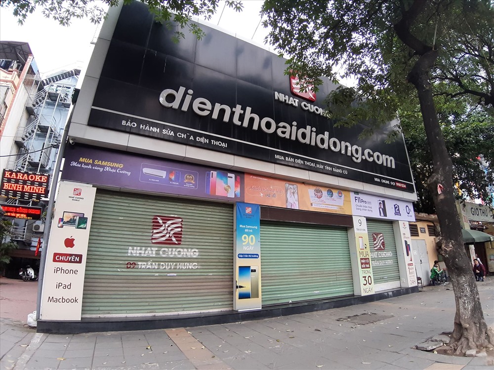 Cửa hàng Nhật Cường mobile trên đường Trần Duy Hưng cũng đã đóng cửa.