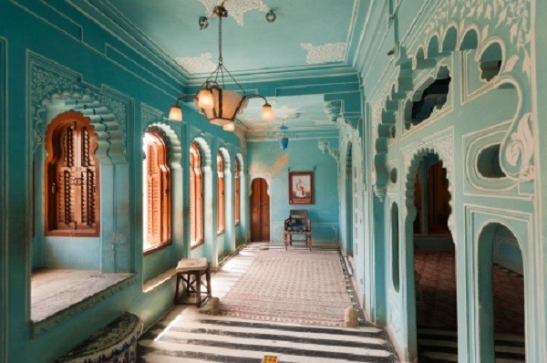 Mặc dù bắt đầu được xây dựng vào năm 1559, cung điện vẫn tiếp tục được xây dựng lại trong 4 thế kỷ tiếp theo. Nhờ đó, thiết kế kiến trúc của cung điện là sự hòa trộn của các phong cách Mughal, Rajasthani và cả phong cách Châu Âu.