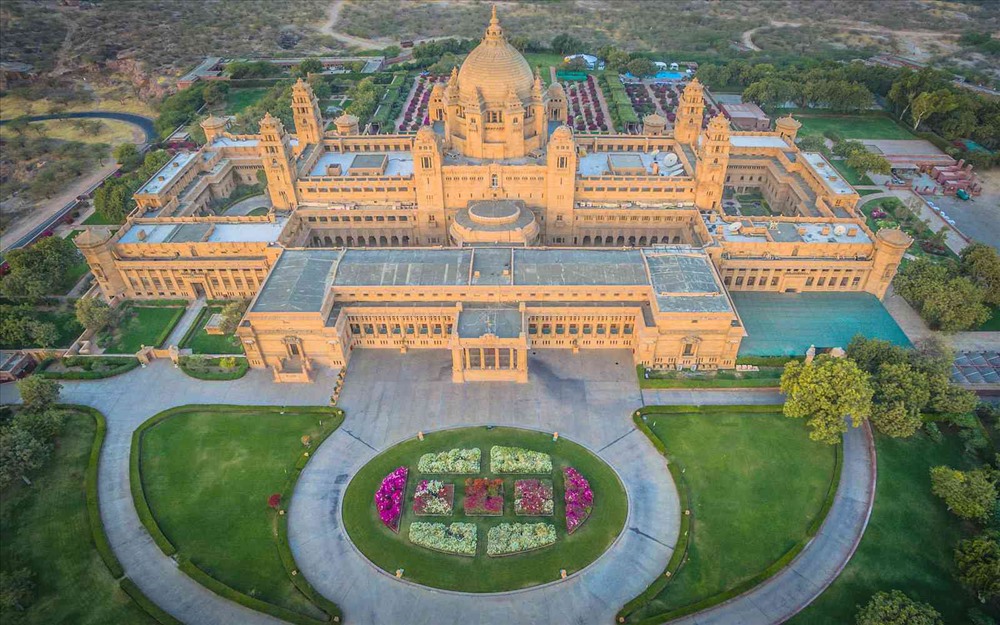Cung điện được xây dựng từ giữa năm 1928 đến năm 1943, nằm trên mảnh đất diện tích 105m2. Kiến trúc của cung điện là sự kết hợp của phong cách Indo-Saracenic, Phục hưng cổ điển và Phong cách trang trí nghệ thuật phương Tây.