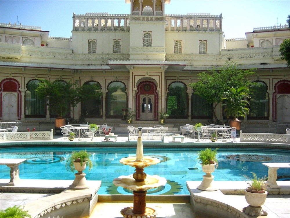 Cung điện hình lưỡi liềm được xây dựng vào đầu thế kỷ 20, dưới triều đại của Maharana Fateh Singh (1884-1930), nay đã được cải tạo tỉ mỉ thành một khách sạn nghỉ dưỡng sang trọng. Ảnh: Pinterest