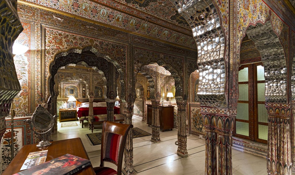 Cung điện 475 năm tuổi được xây dựng bằng đá sa thạch và sự kết hợp của phong cách kiến trúc Mughal và Rajasthani. Ảnh: Samode.com