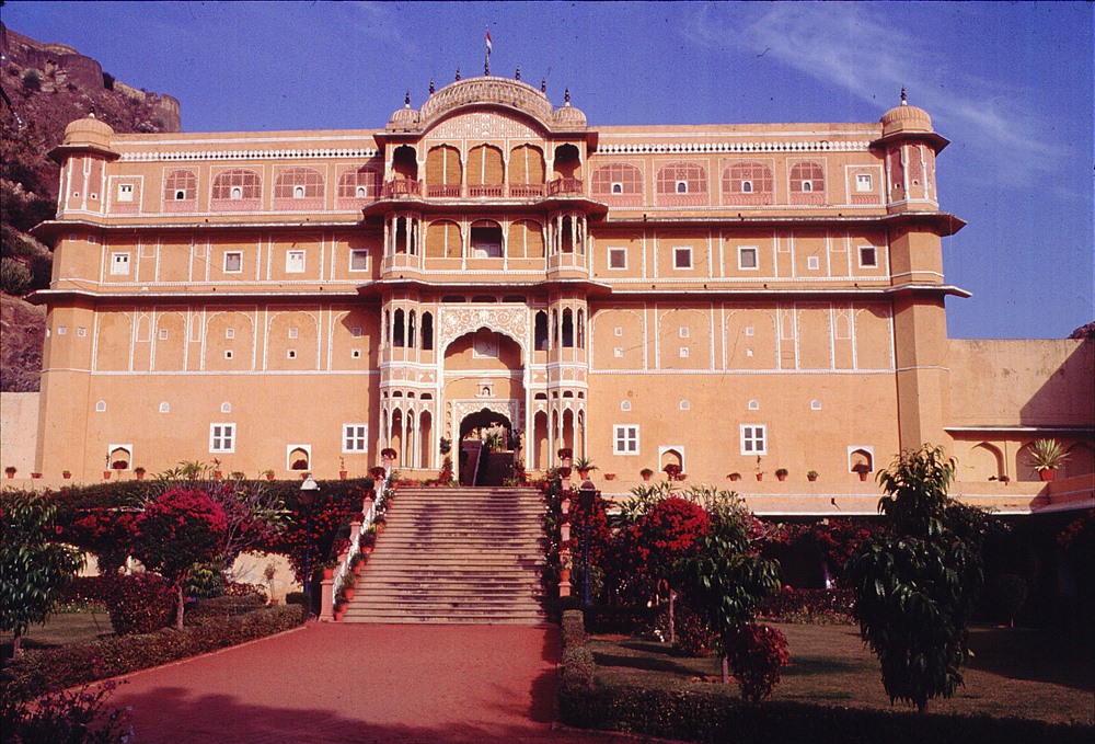 Ở phía bắc thành phố Jaipur, nép mình trong dãy núi Aravalli là Cung điện Samode ở ngoại ô làng Samode, Jaipur. Ban đầu, cung điện được xây dựng để làm pháo đài Rajput. Ảnh: Jaipur Weddings