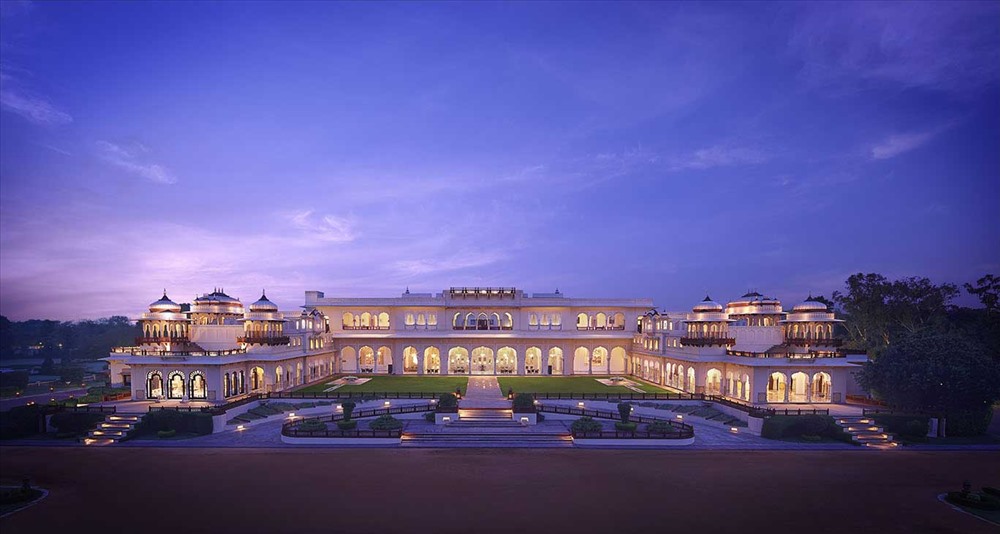 Cung điện Rambagh của Jaipur đã từng là nhà khách hoàng gia và nhà nghỉ săn bắn trước khi trở thành nơi ở của Maharaja Sawai Man Singh II và Maharani Gayatri Devi.