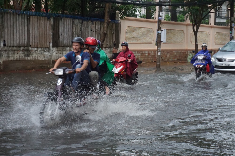 Nước ngập đường Nguyễn Văn Hưởng (quận 2, TPHCM).