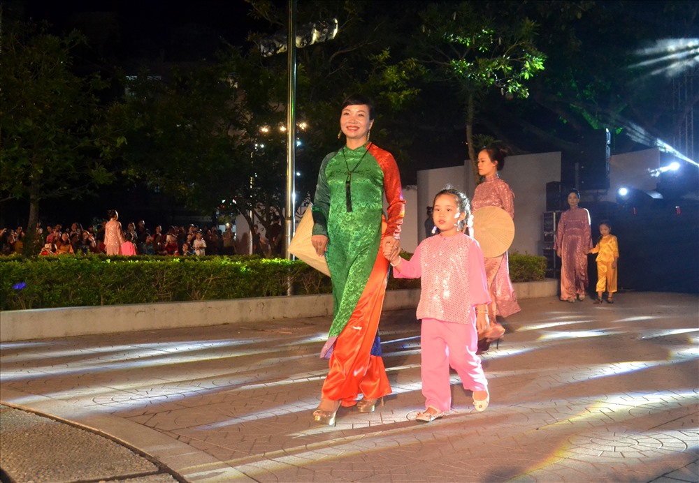 Bộ sưu tập những chiếc áo dài xưa. Ảnh: Châu Tường