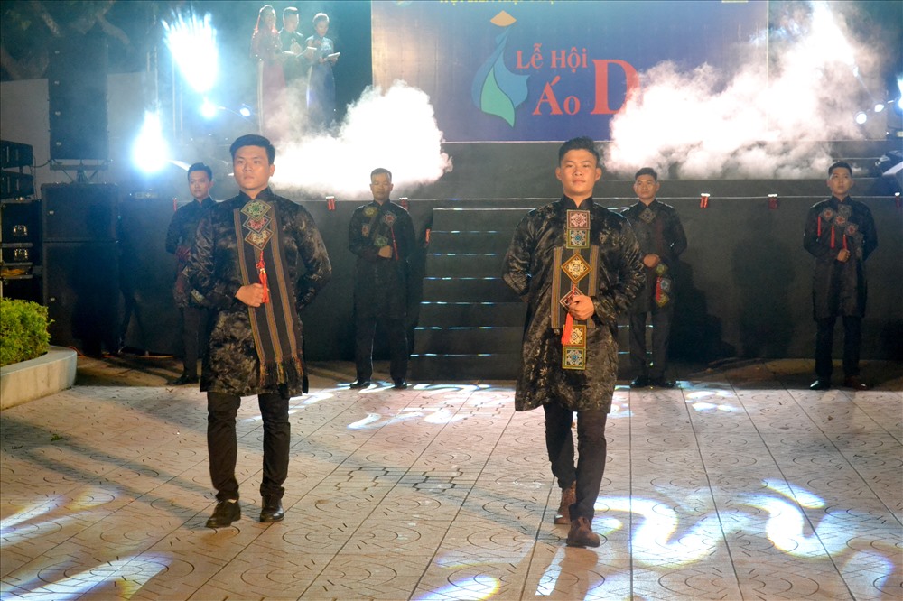 Áo dài nam giới là trang phục mang nét trang trọng, nghiêm cẩn tạo nên tâm hồn, cốt cách của người nam nhân đất Việt. Ảnh: Châu Tường