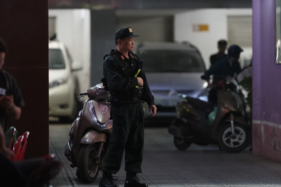 Ghi nhận của Lao Động tại hiện trường, 21h khuya 9.5, một xe ôtô đi từ đường Trần Phú đỗ tại sân của công ty. Một tiếng sau, phương tiện này đi ra, chở theo tài liệu. 