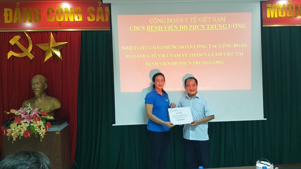 PGS. TS Phạm Thanh Bình - Chủ tịch CĐ Y tế VN - trao hỗ trợ cho CĐ Bệnh viện để gửi tới đoàn viên mắc bệnh hiểm nghèo.