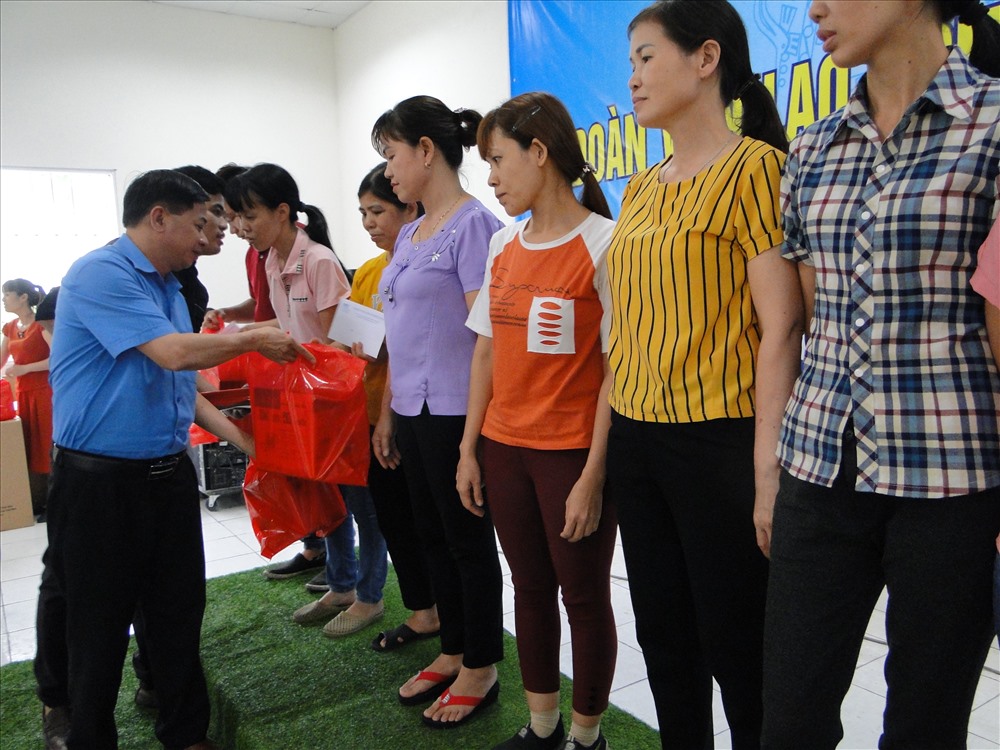 Đồng chí Trần Văn Toản – Phó chủ tịch LĐLĐ tỉnh trao quà cho đoàn viên tiêu biểu, xuất sắc. 