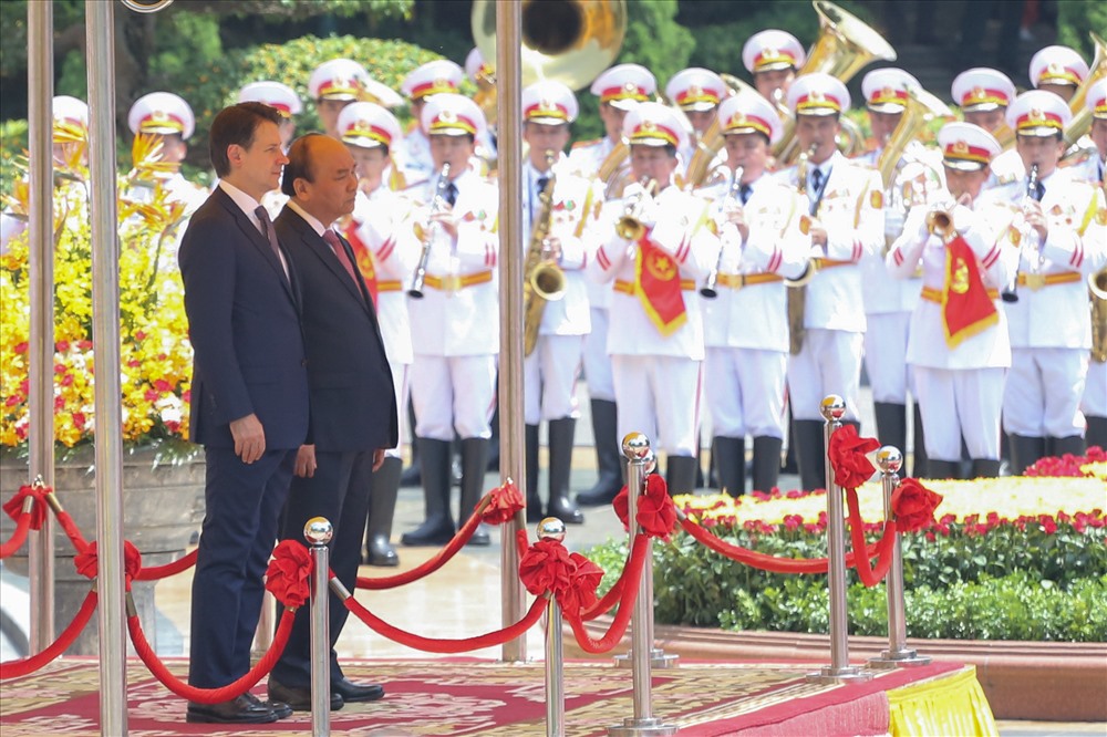 Lễ đón trọng thể được cử hành tại Phủ Chủ tịch. Trong lễ đón, hai nhà lãnh đạo bước lên bục danh dự, thực hiện nghi thức đầu tiên dưới quân nhạc cử quốc thiều Italia và Việt Nam.