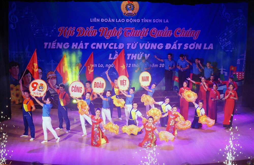 Tiết mục văn nghệ tại hội diễn nghệ thuật quần chúng do LĐLĐ tỉnh Sơn La tổ chức.