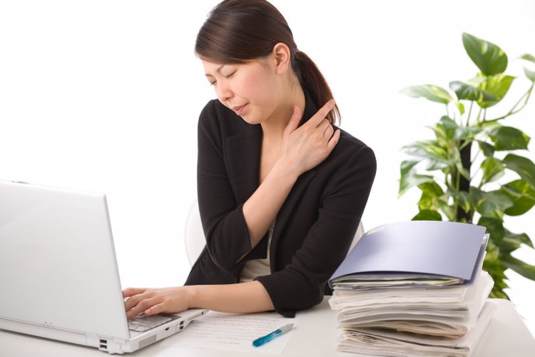 Cơn đau vai gáy khiến nhiều người không thể làm việc và sinh hoạt bình thường