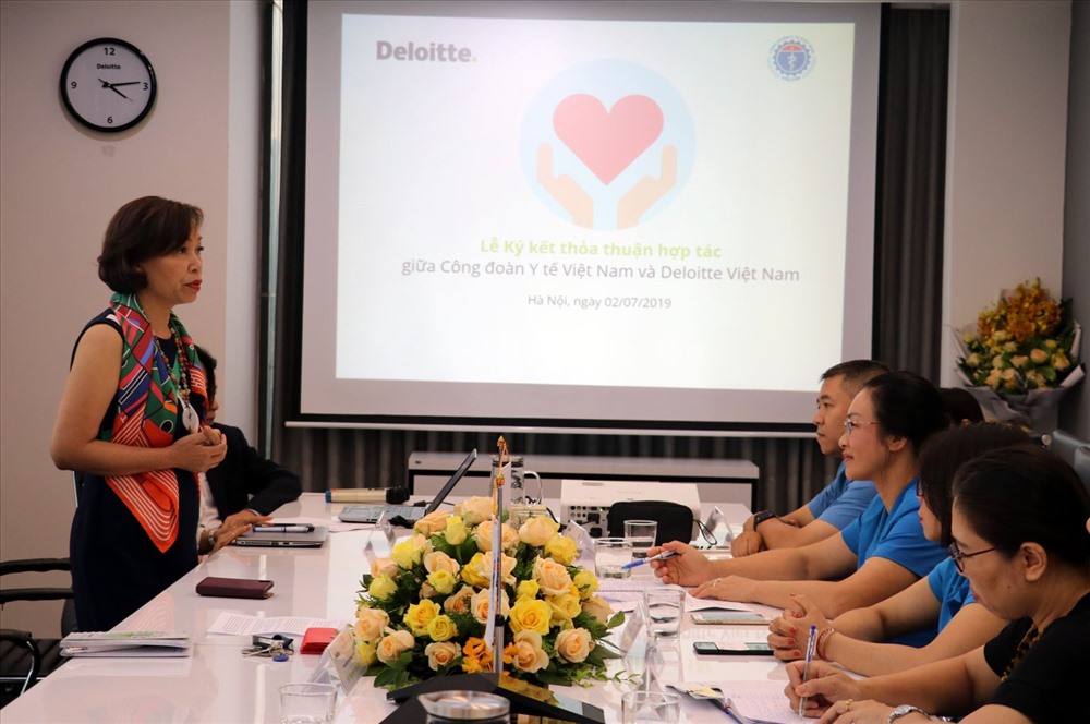 Bà Hà Thu Thanh - Chủ tịch Hội đồng quản trị Deloite Việt Nam - phát biểu tại lễ ký kết.