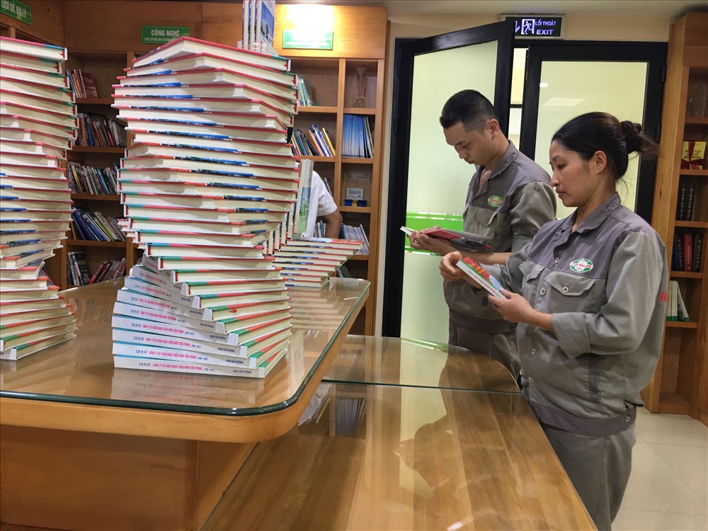 Tại Cty nhựa Thiếu niên Tiền Phong, người lao động được tạo điều kiện để nâng cao trình độ qua việc đọc sách, mượn sách ngay tại thư viện của Cty. Ảnh: TEA