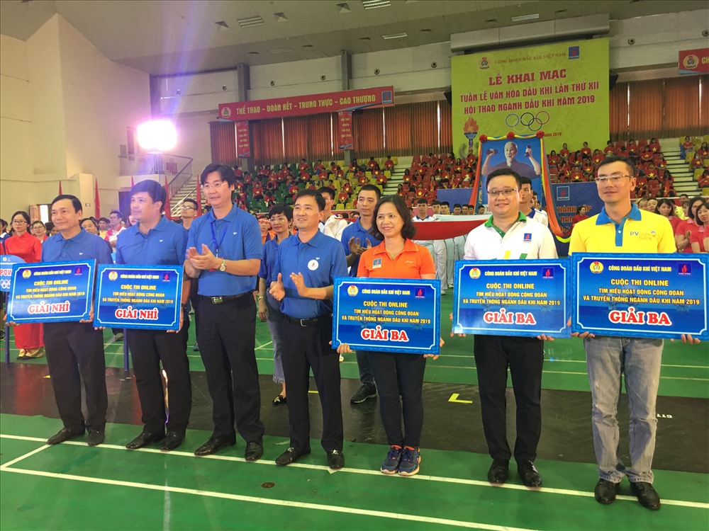 Các phó chủ tịch Công đoàn Dầu khí Vũ Anh Tuấn và Nguyễn Mạnh Kha (thứ tư và thứ năm từ phải sang) trao các giải nhì, ba của cuộc thi. Ảnh: TEA
