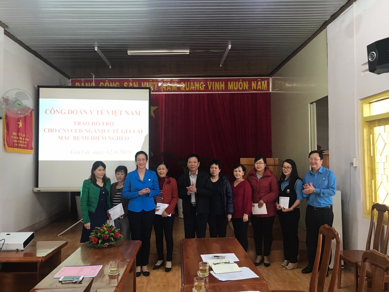 Lãnh đạo Công đoàn Y tế Việt Nam, Sở Y tế tỉnh và LĐLĐ tỉnh Gia Lai trao hỗ trợ cho đoàn viên công đoàn mắc bệnh hiểm nghèo.