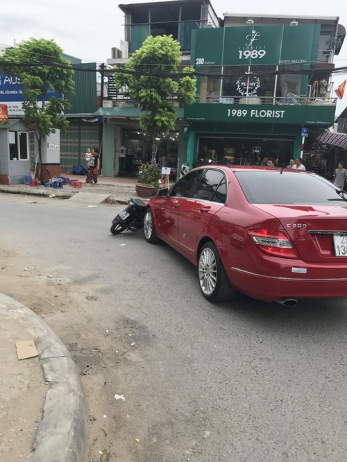 Theo Châu Việt Cường, người xe máy đã đi sai và đâm rầm vào xe ô tô của anh.
