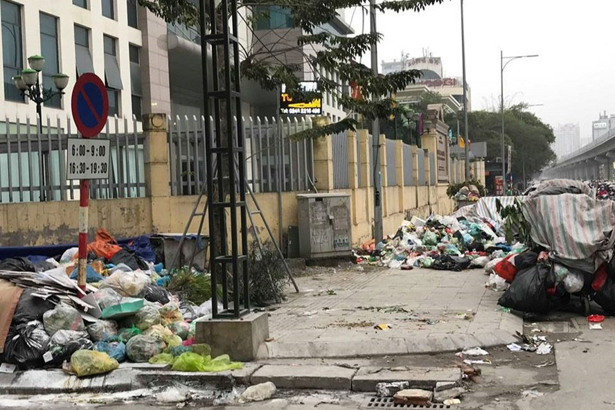 Rác ùn ứ ở nội đô Hà Nội