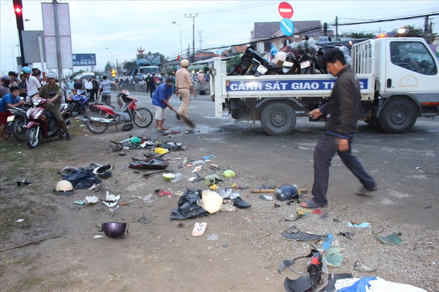 Container tông hàng loạt xe máy chờ đèn đỏ ở Bến Lức - Long An