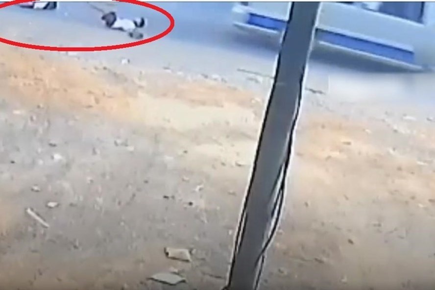 Liên tiếp các vụ xe đưa đón làm rơi học sinh