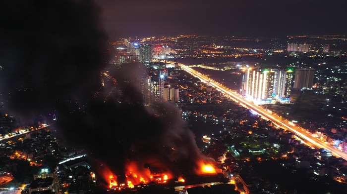 Cháy lớn tại khu nhà kho Công ty Bóng đèn Phích nước Rạng Đông