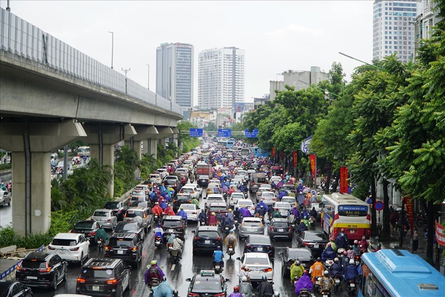 Giao thông hỗn loạn, tê liệt vì thiếu đồng bộ tại Hà Nội và TPHCM