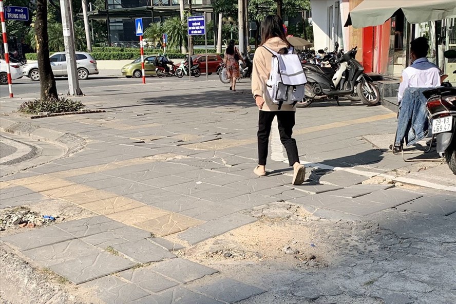 Đá lát vỉa hè Hà Nội độ bền 70 năm, 2 năm đã hỏng