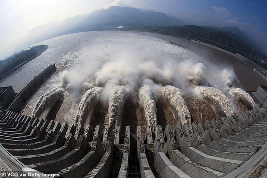 Mưa lũ hoành hành, đe doạ đập Tam Hiệp 