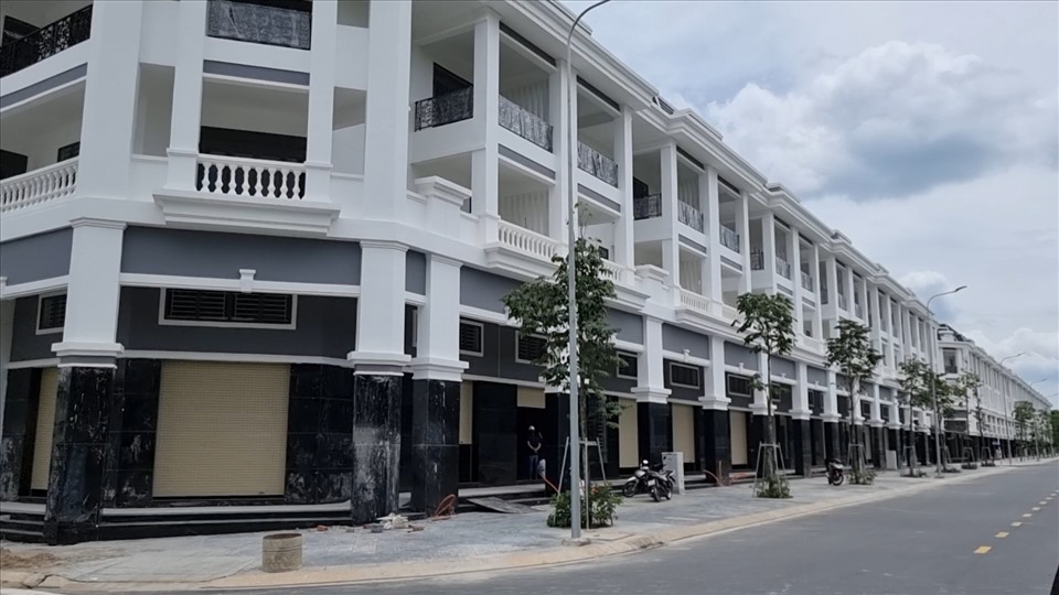 "Thành phố ma" bao vây sân bay Long Thành