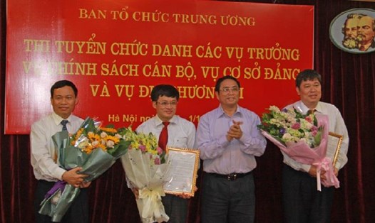 Trưởng ban Tổ chức TƯ Phạm Minh Chính chúc mừng 3 thí sinh trúng tuyển vào chức Vụ trưởng. Ảnh: Vietnamnet
