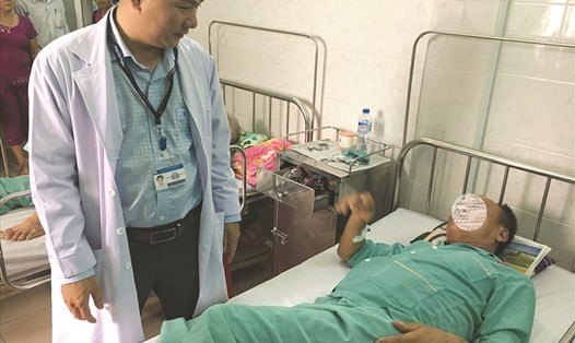 BS Nguyễn Hiền Nhân hỏi thăm bệnh nhân sau ca phẫu thuật. Ảnh: K.Q
