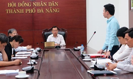 Ông Nguyễn Xuân Anh (người ngồi giữa) trong vị trí Chủ tịch HĐND Thành phố Đà Nẵng tại một phiên họp. Ảnh: Báo ĐN

