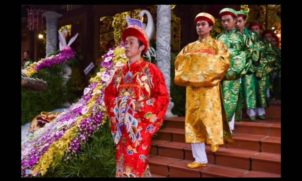 Hoài Linh mặc áo dài khăn đóng làm lễ dâng hương tại nhà thờ tổ nghiệp ở phường Long Phước, quận 9, TPHCM.