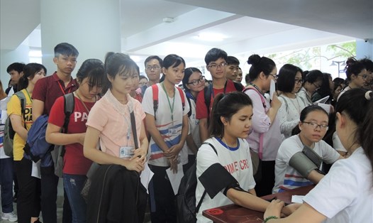 Sinh viên xếp hàng hiến máu trong trật tự (ảnh K.Q)