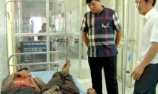 Chủ tịch UBND huyện Vị Xuyên thăm hỏi sức khỏe những đối tượng cấp cứu tại Bệnh viện Đa khoa Vị Xuyên. Ảnh Báo Hà Giang