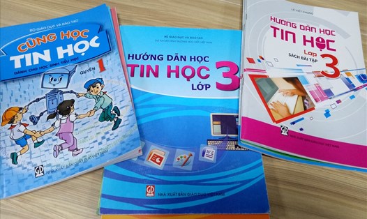 3 bộ sách Tin học cho học sinh tiểu học đều do NXB Giáo dục VN phát hành. Ảnh: B.H