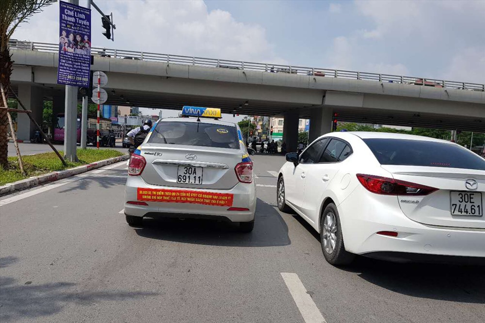 Cuộc chiến taxi: Có thể tịch thu những xe đã dán biểu ngữ?